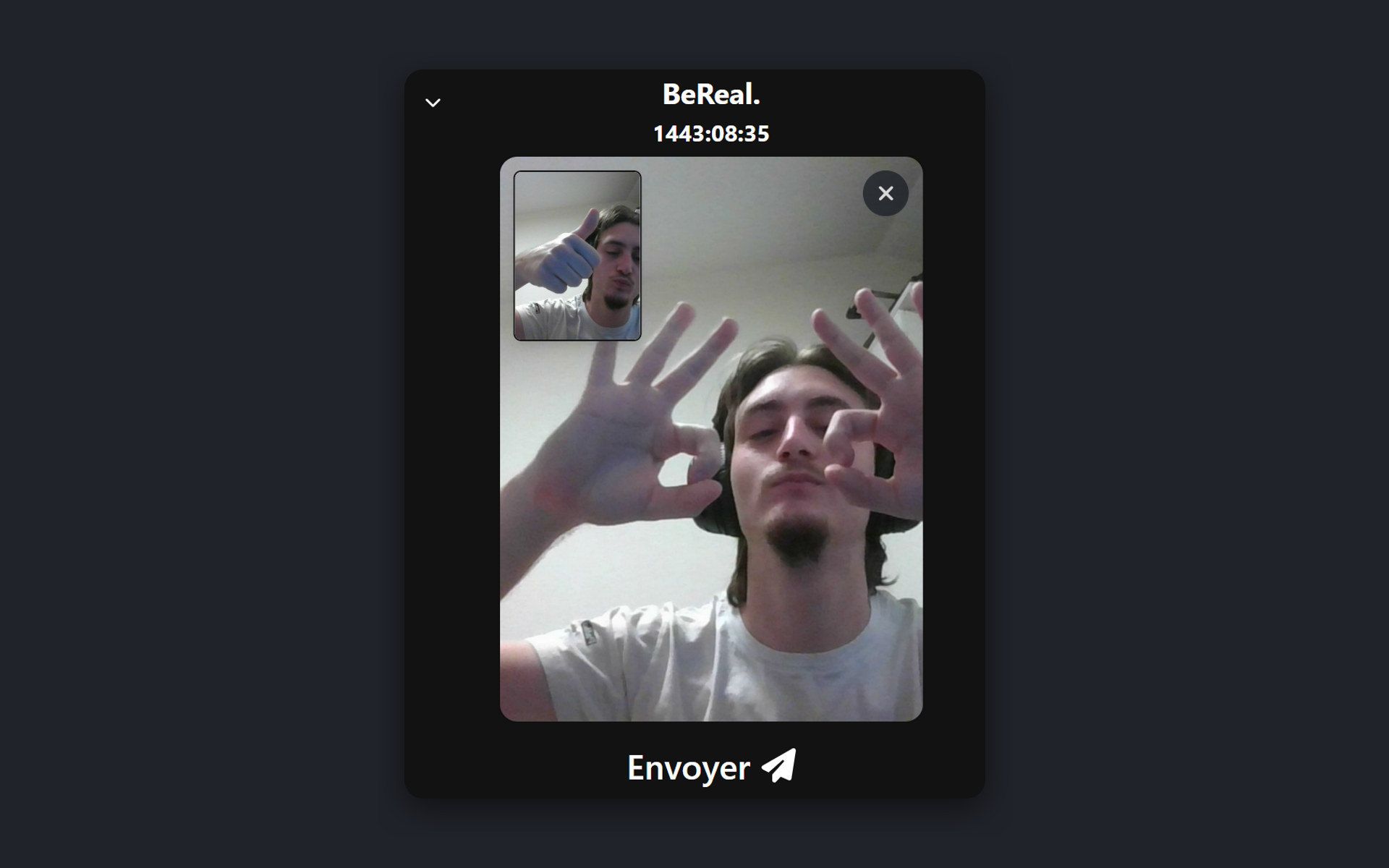 The composed post ready to send: the rear photo full-frame with the front-camera selfie inset in the top corner, and a send button (Envoyer) below.